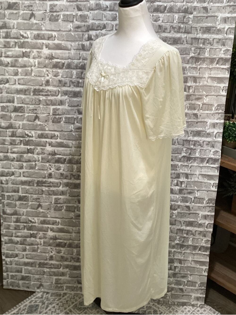 VINTAGE 1980's Amanda Stewart Sears Cream Lace-Trim Short Sleeve Nightgown Sz L